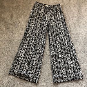 Abercrombie & Fitch Flowy Pattern Pants w/ pockets